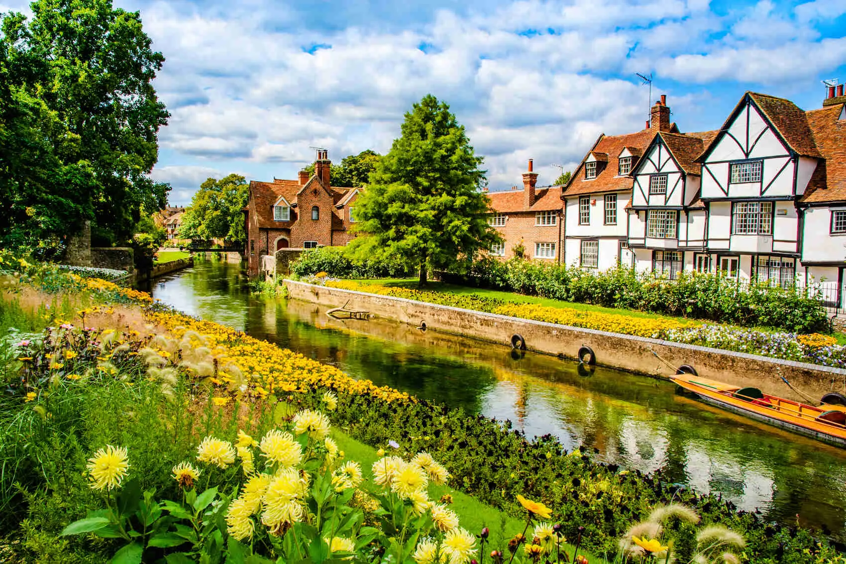 Landscape-of-the-Great-Stour-river-near-Westgate-Gardens-Canterbury-Kent-UK