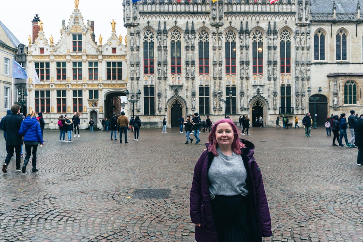 Kat in front of Stadhuis (City Hall)